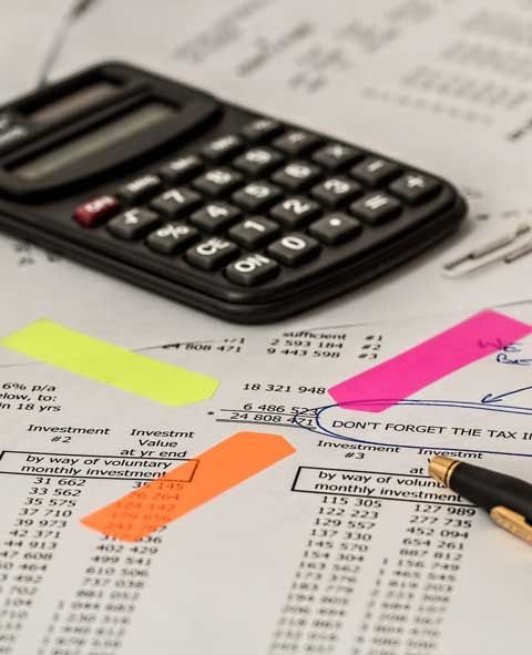 foto de calculadora y boligrafo