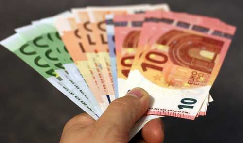 foto de mano con billetes