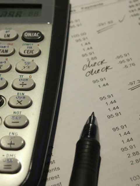 foto de calculadora y boligrafo